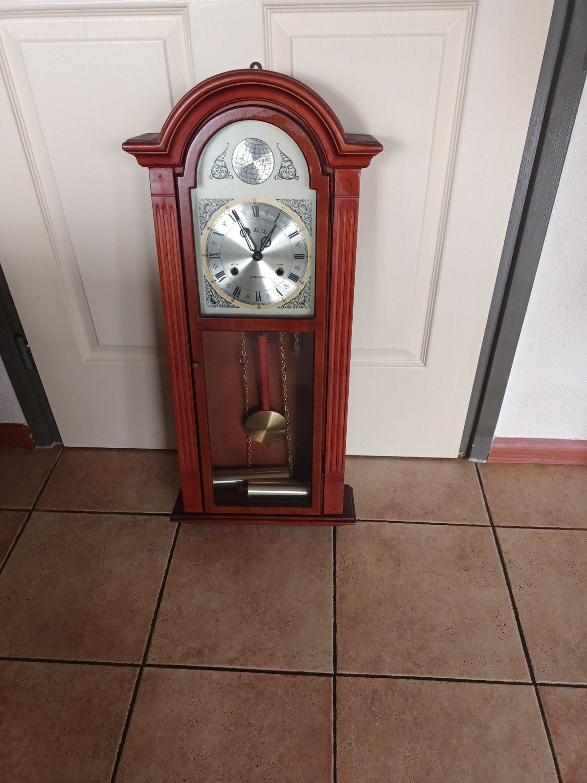 Klassieke houten wandklok met slinger en 'Tempus Fugit', Ophalen