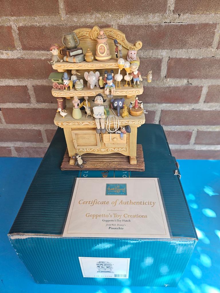 Wdcc Disney Pinocchio Gepetto's Toy Hutch kast compleet, Verzamelen, Disney, Ophalen of Verzenden, Overige figuren, Zo goed als nieuw