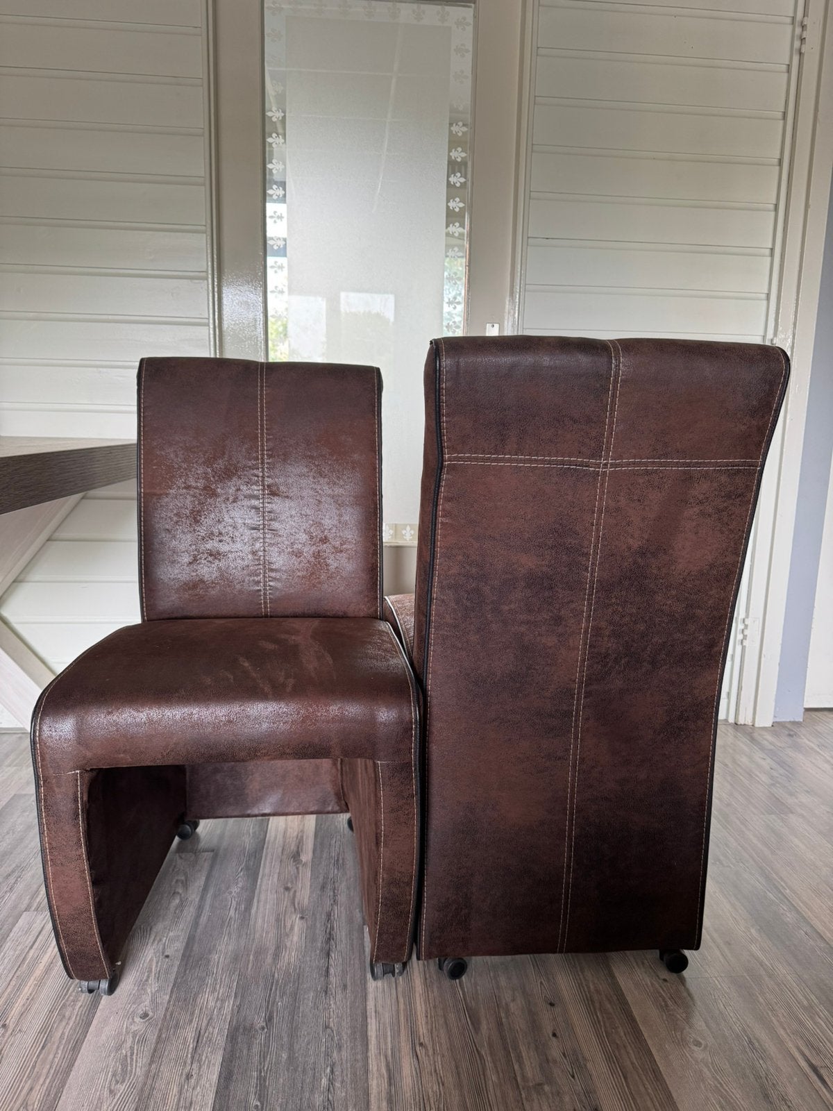 2 lederen suede stoelen. Ophalen zaterdag 3 oktober‼️, Ophalen, Zo goed als nieuw, Leer