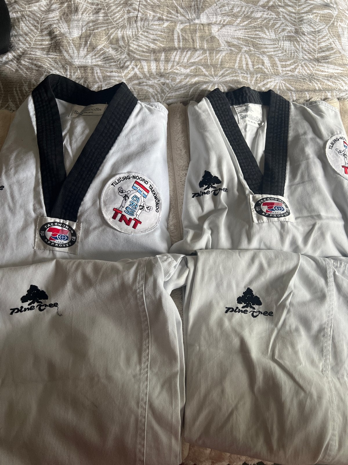 Twee Taekwondo pakken (doboks) - Pine Tree - Zo goed als nie, Gebruikt, Taekwondo, Maat XS of kleiner, Vechtsportpak
