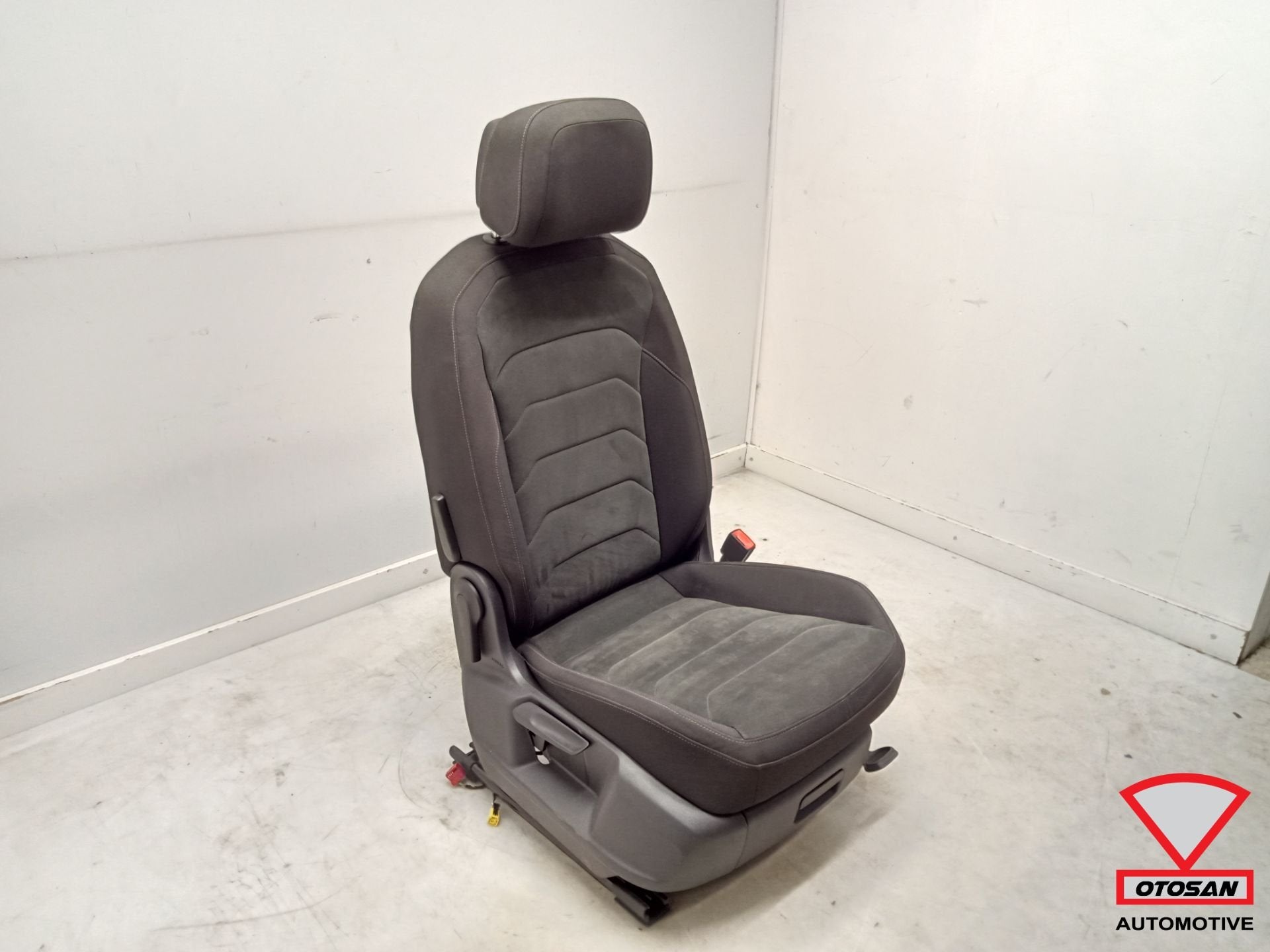 VW Tiguan 5NA Interieur Stoel Bekleding Stof Rechts, Auto-onderdelen, Gebruikt, Volkswagen, Volkswagen AG, Berliner Ring 2
38440  Wolfsburg, DE