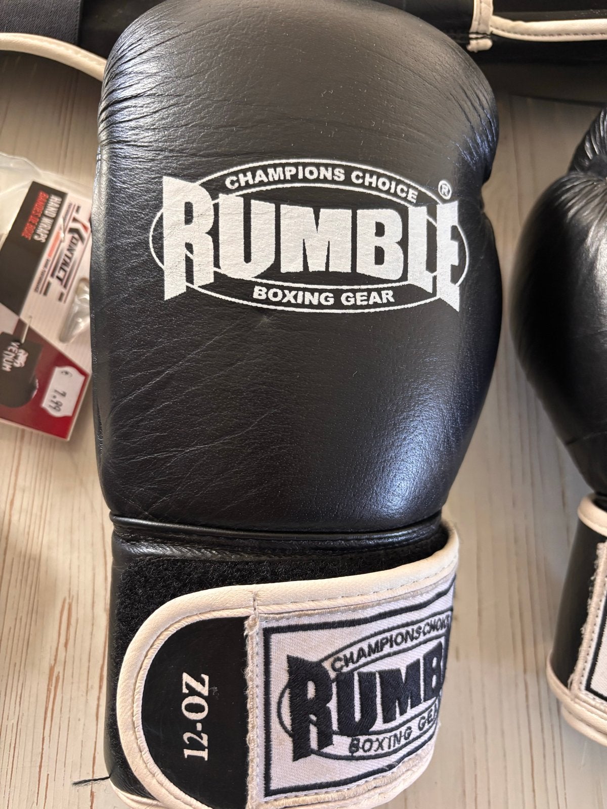 Bokshandschoenen en scheenbeschermers Rumble, Sport en Fitness, Gebruikt, Overige, Vechtsportbescherming, Maat M