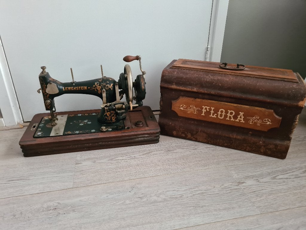 Duitse Lewenstein flora vs handaangedreven naaimachine, Ophalen