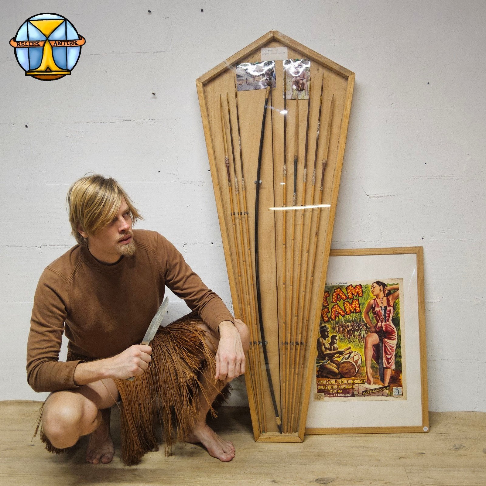 Set oude pijlen en boog uit Papoea-Nieuw-Guinea in display, Beige, Papoea-Nieuw-Guinea, Handgemaakt, Wapen