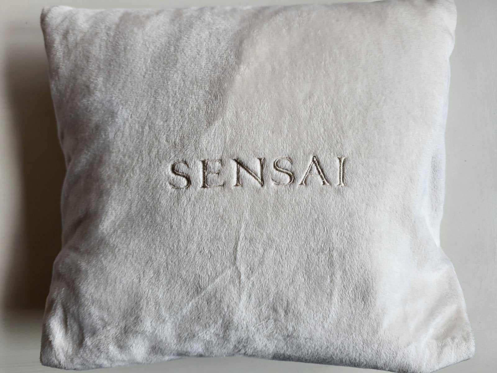 Nieuw Sensai kussen/dekentje crème kleur, Ophalen of Verzenden, Nieuw
