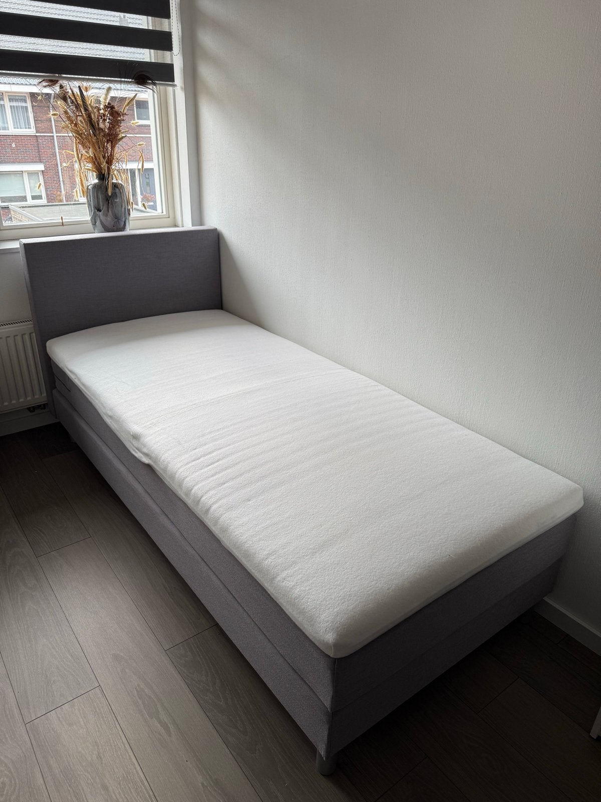 Eenpersoonsbed grijs met hoofdbord - zo goed als nieuw, Ophalen, 90 cm, Eenpersoons, Zo goed als nieuw