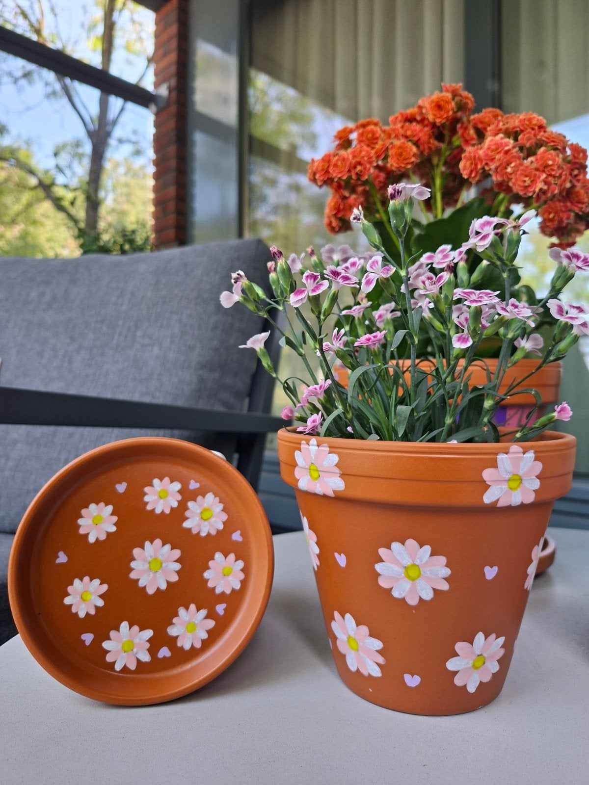 Handgeschilderde terracotta bloempot met schotel, Rond, Nieuw, Ophalen of Verzenden, Binnen