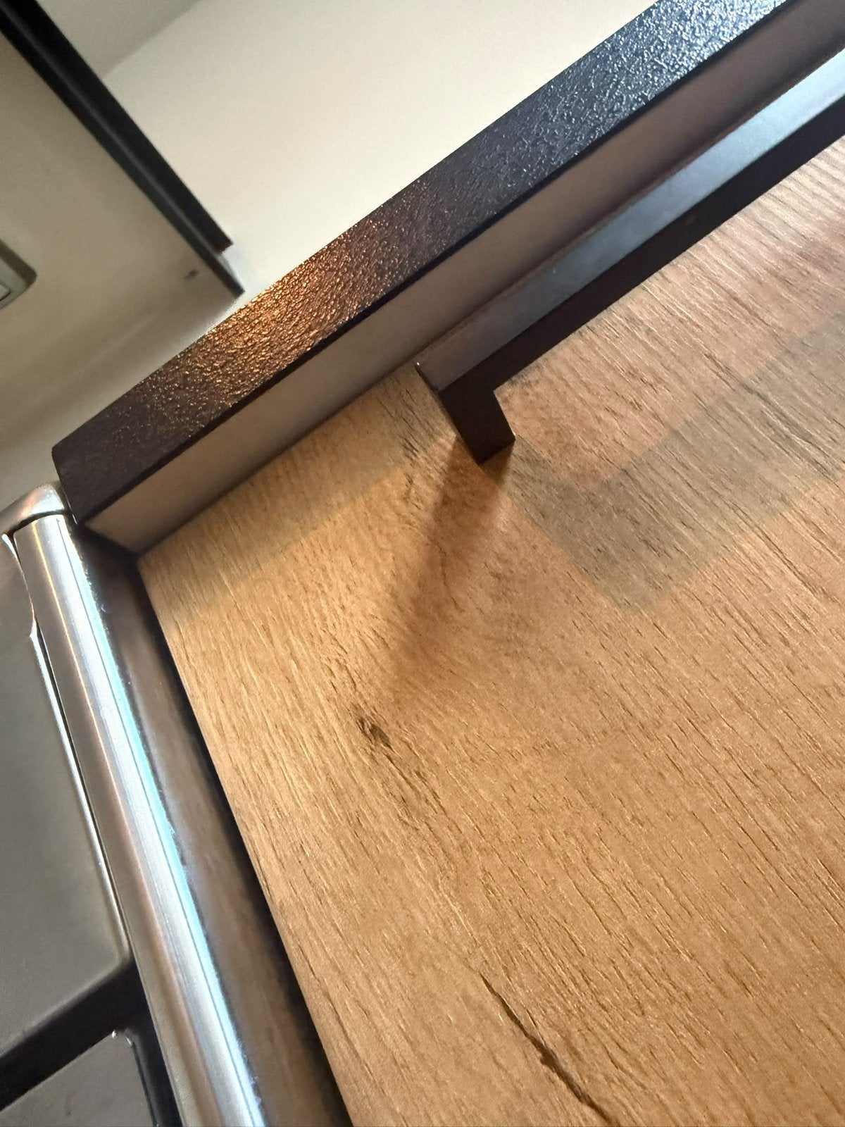 Foto 22 van Rustiek eiken U keuken met gasoven en koel/vriescombinatie