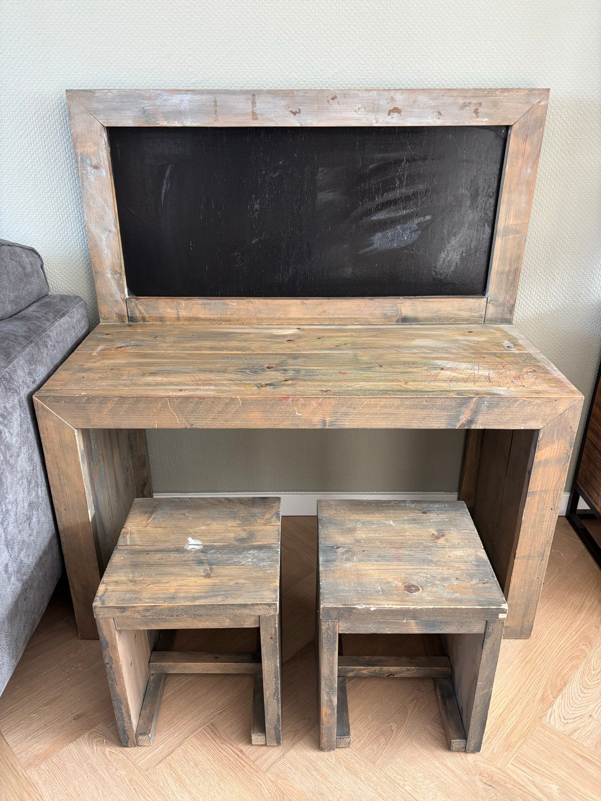 Steigerhouten kinderbureau met krijtbord en twee krukjes, Ophalen, Zo goed als nieuw, Tafel