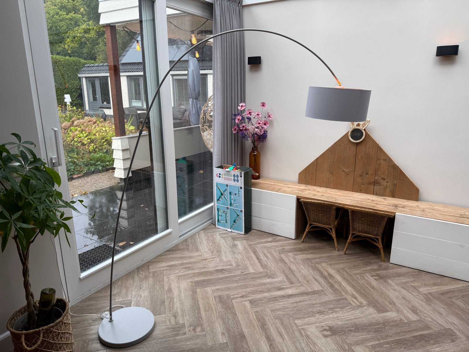 Moderne booglamp met grijze kap en koperen binnenkant, Huis en Inrichting, Ophalen, Gebruikt, E27 (groot), Metaal