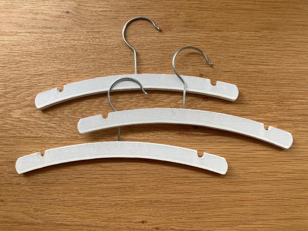 3 witte houten kleerhangers voor baby of kind, Kinderen en Baby's, Ophalen of Verzenden, Overige typen