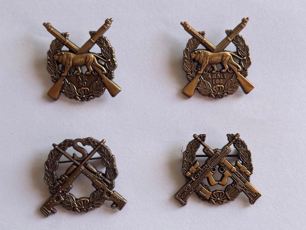 4 verschillende sniper spelden. MARINIER & Commando, Verzenden, Landmacht, Nederland, Kleding of Schoenen