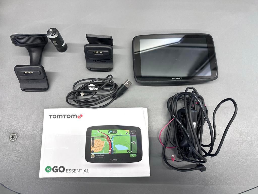 TomTom Go Essential Navigatie - Compleet met accessoires, Auto diversen, Autonavigatie, Ophalen of Verzenden, Gebruikt