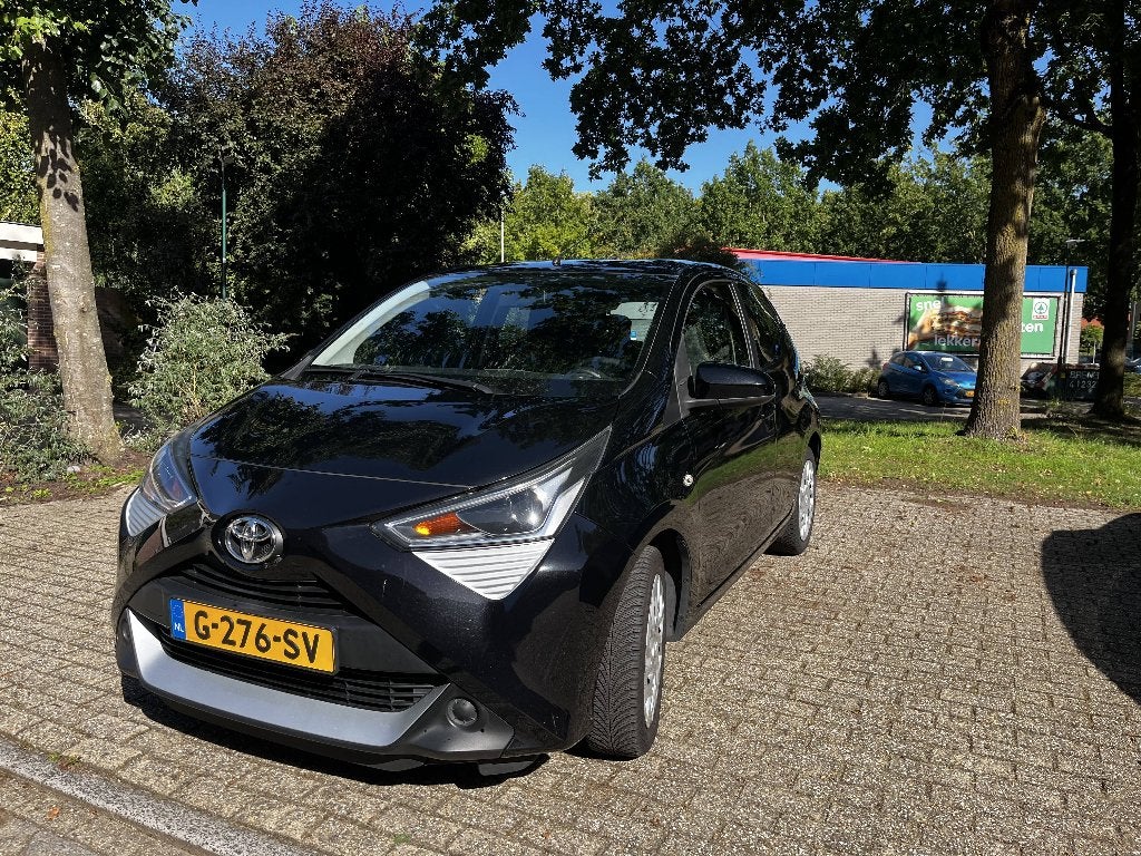 Toyota Aygo 1.0 VVT-i X-Play 2019 Zwart Camera Carplay, Auto's, Voorwielaandrijving, Stof, 4 stoelen, Zwart