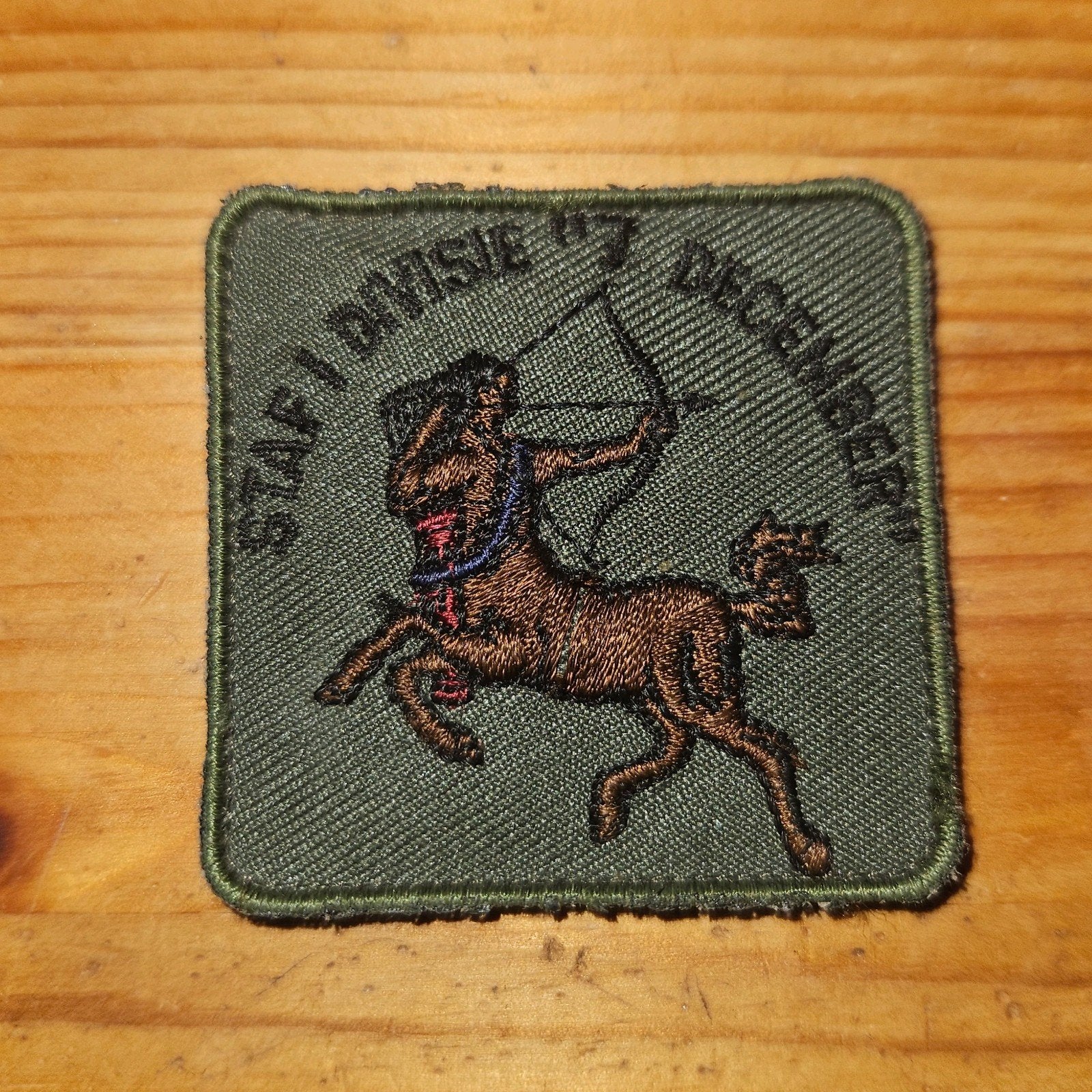Borstembleem Staf 1e divisie "7 december"., Ophalen of Verzenden, Landmacht, Nederland, Embleem of Badge