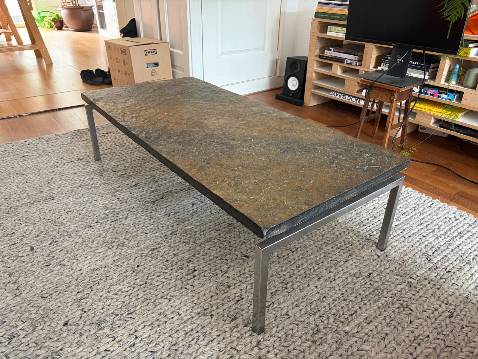 Brutalist salontafel met leistenen blad en chroom onderstel, Gebruikt, 100 tot 150 cm, Overige materialen, Brutalistisch
