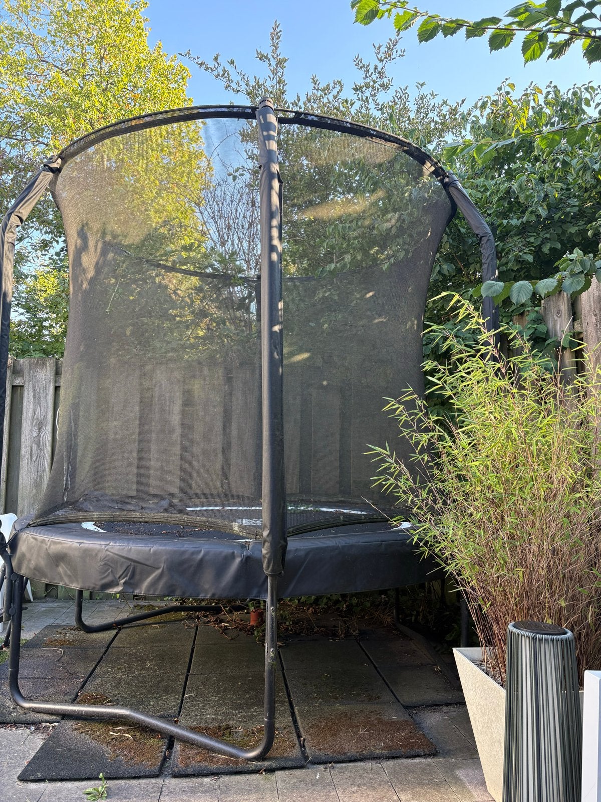 Salta Trampoline met veiligheidsnet en ladder + ondergrond, Ophalen, Gebruikt