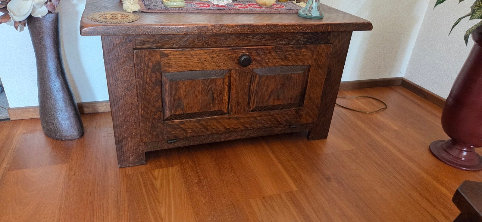 Massief houten kastje met klepdeur, Antiek en Kunst, Ophalen