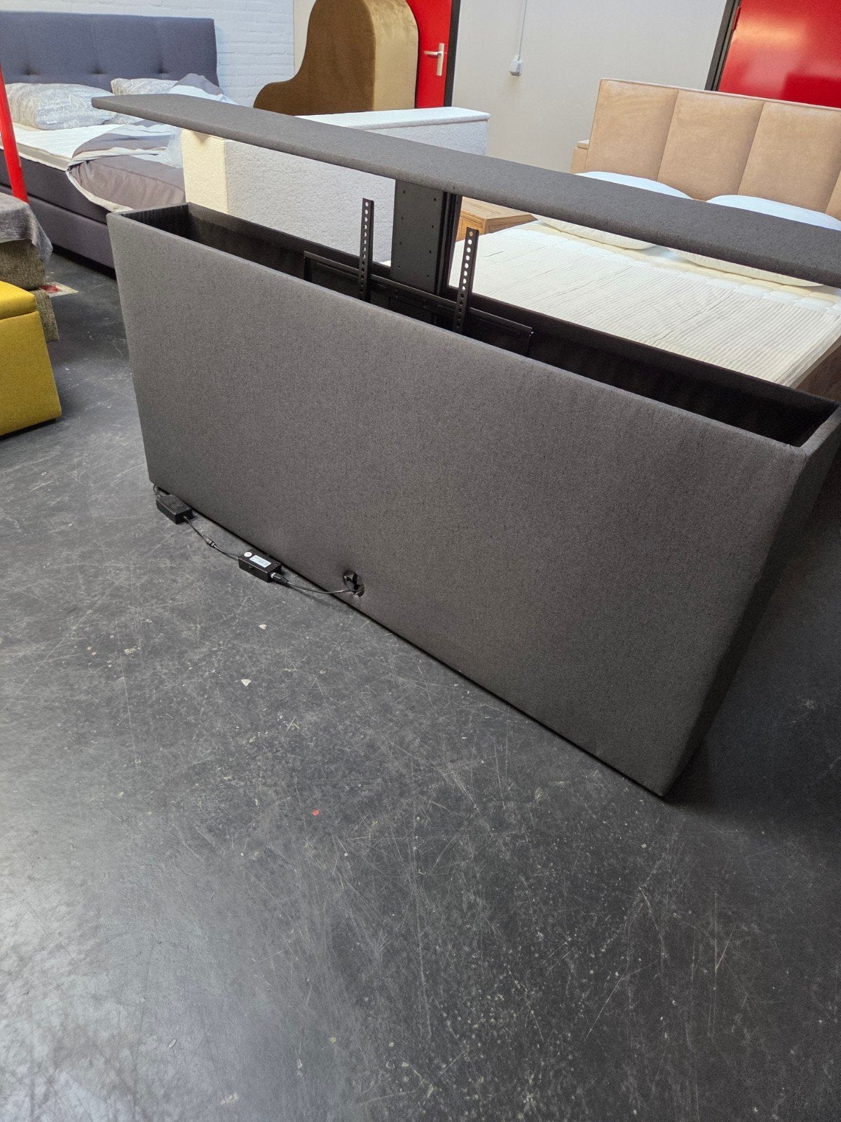 Nieuw Voetbord met TV Lift - Grijs Stof - Max 55 inch TV, Ophalen of Verzenden, Voetbrod met tv lift, 180 cm, Grijs