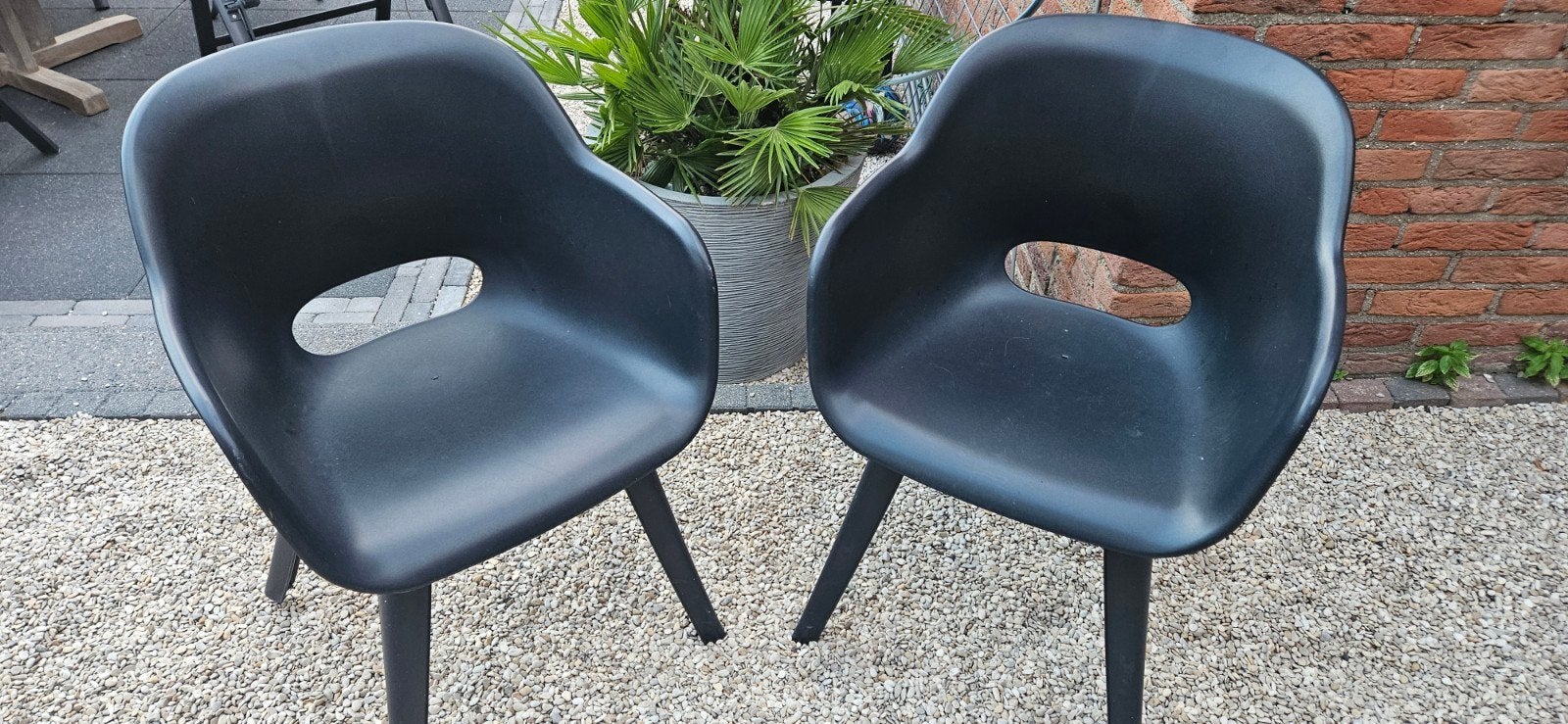 2 zwarte kunststof stoelen - Gebruikt, Tuin en Terras, Tuinstoelen, Ophalen, Zo goed als nieuw