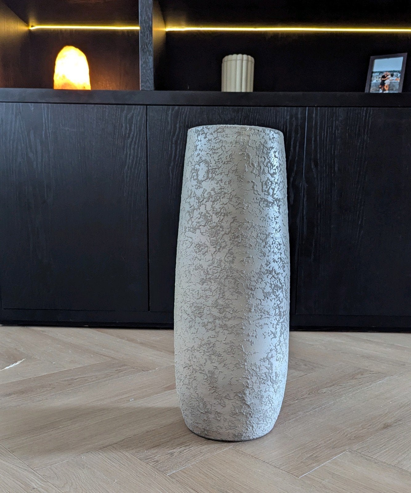 Grote decoratieve vaas met unieke textuur, Huis en Inrichting, Woonaccessoires | Vazen, Overige materialen, Met patroon/structuur