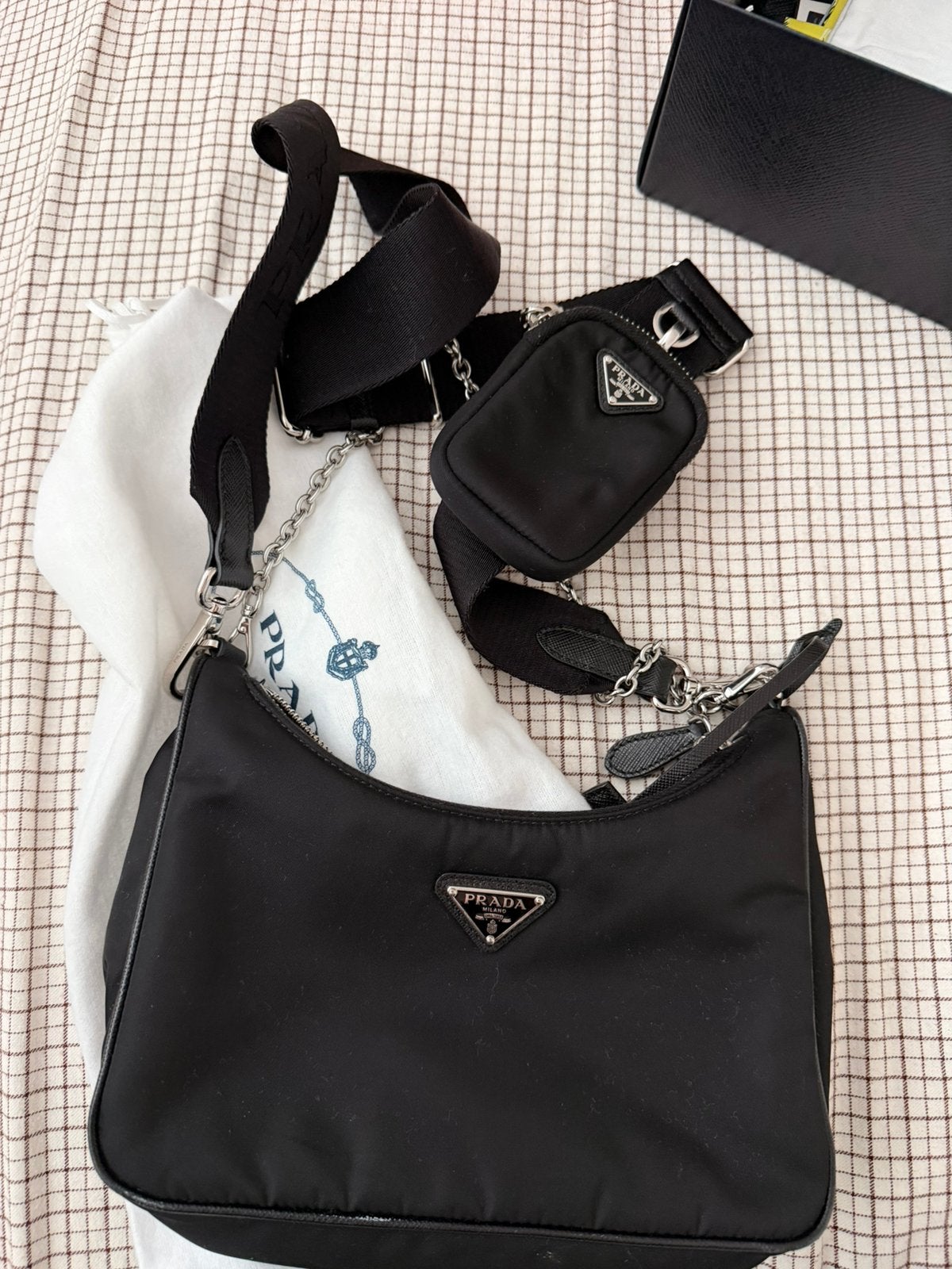 Prada Re-Nylon schoudertas met logoplakkaat, Ophalen, Zo goed als nieuw, Zwart, Schoudertasje