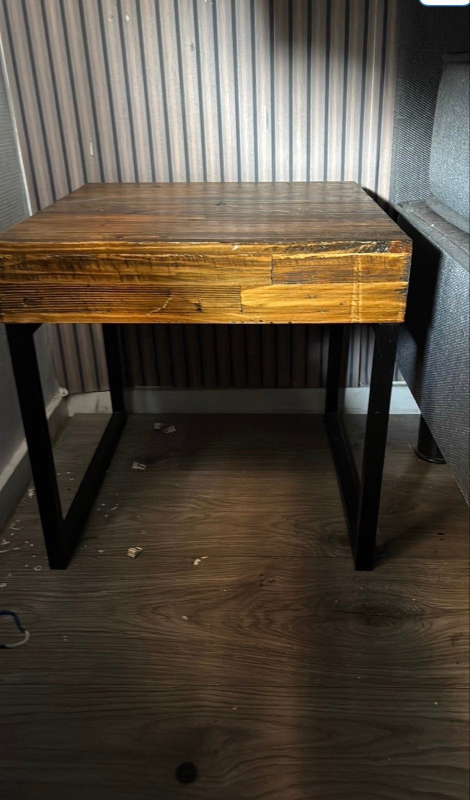Robuuste bijzettafel van hout en metaal, Ophalen, Minder dan 45 cm, Minder dan 55 cm, Gebruikt