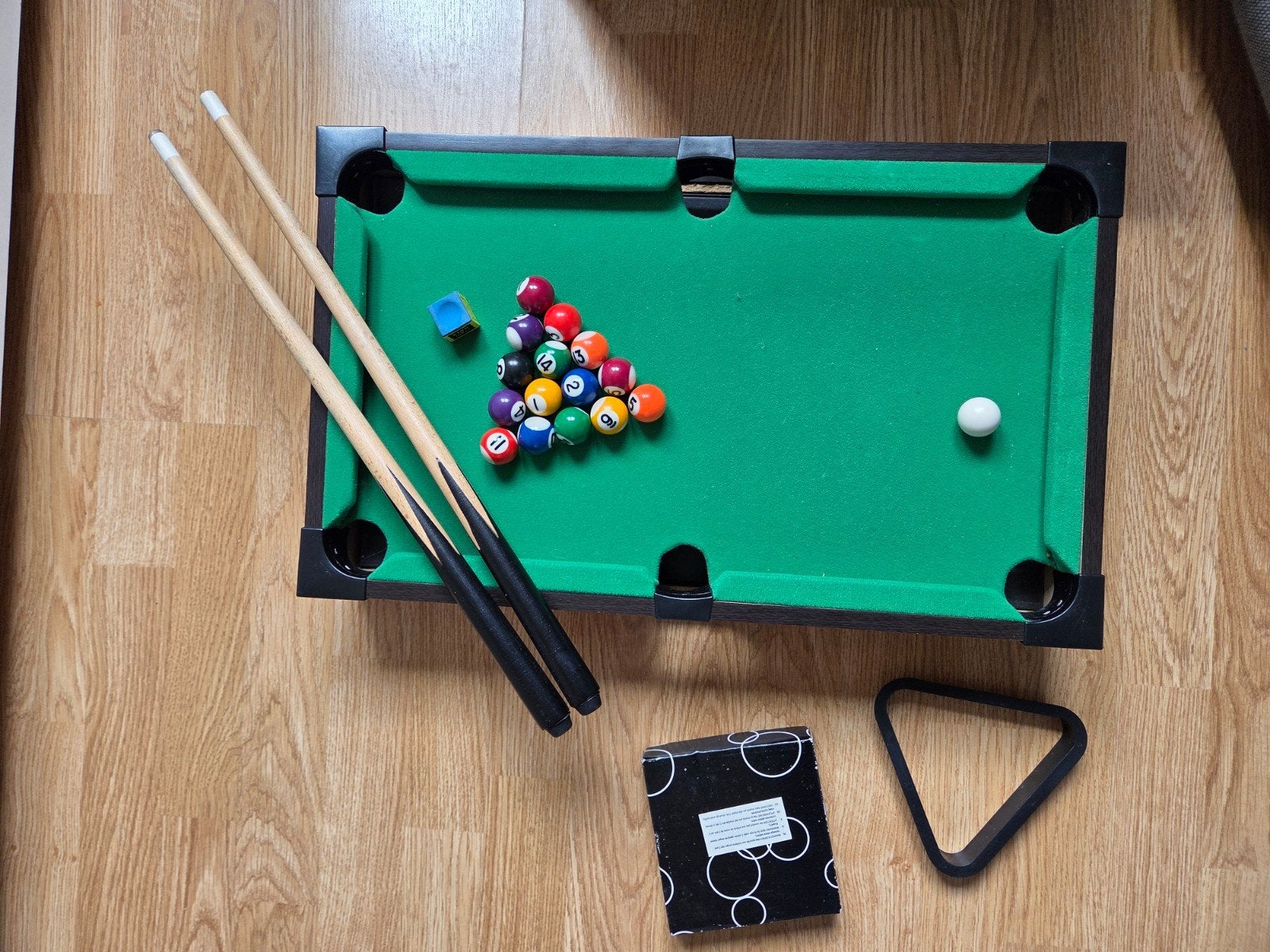 Leuke tafel Pool biljart tafel met ballen en 2 keu, compleet, Ophalen, Zo goed als nieuw