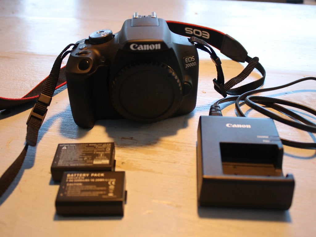 Canon EOS 2000D Spiegelreflexcamera met accessoires, Accu, Spiegelreflex, Canon, Ophalen of Verzenden