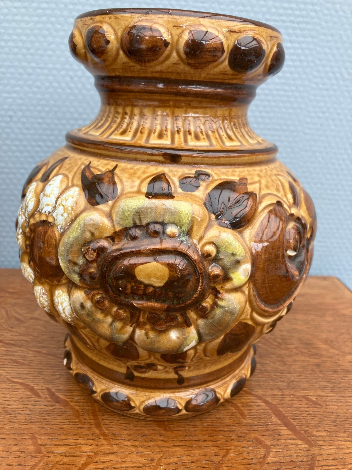 Vintage West Germany vaas, bruin met bloemmotief, 20 cm, Antiek en Kunst, Ophalen of Verzenden