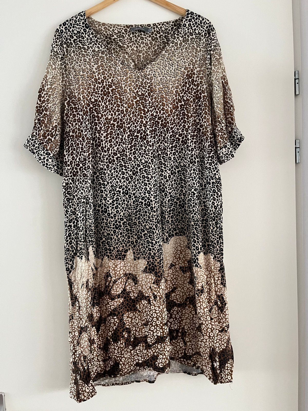 Geisha jurk maat 42 met luipaardprint, Ophalen of Verzenden, Gedragen, Maat 42/44 (L), Bruin