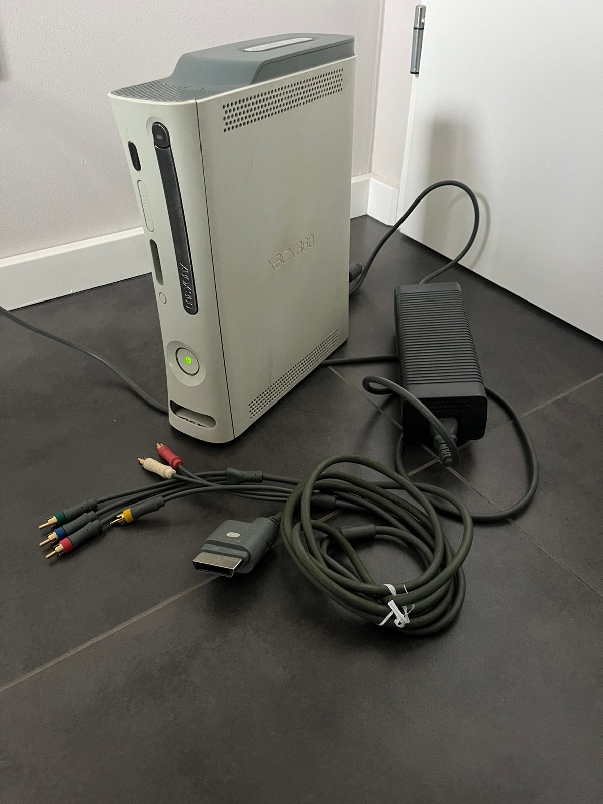 X-box 360 console met kabels, Ophalen of Verzenden, Gebruikt, Zonder controller