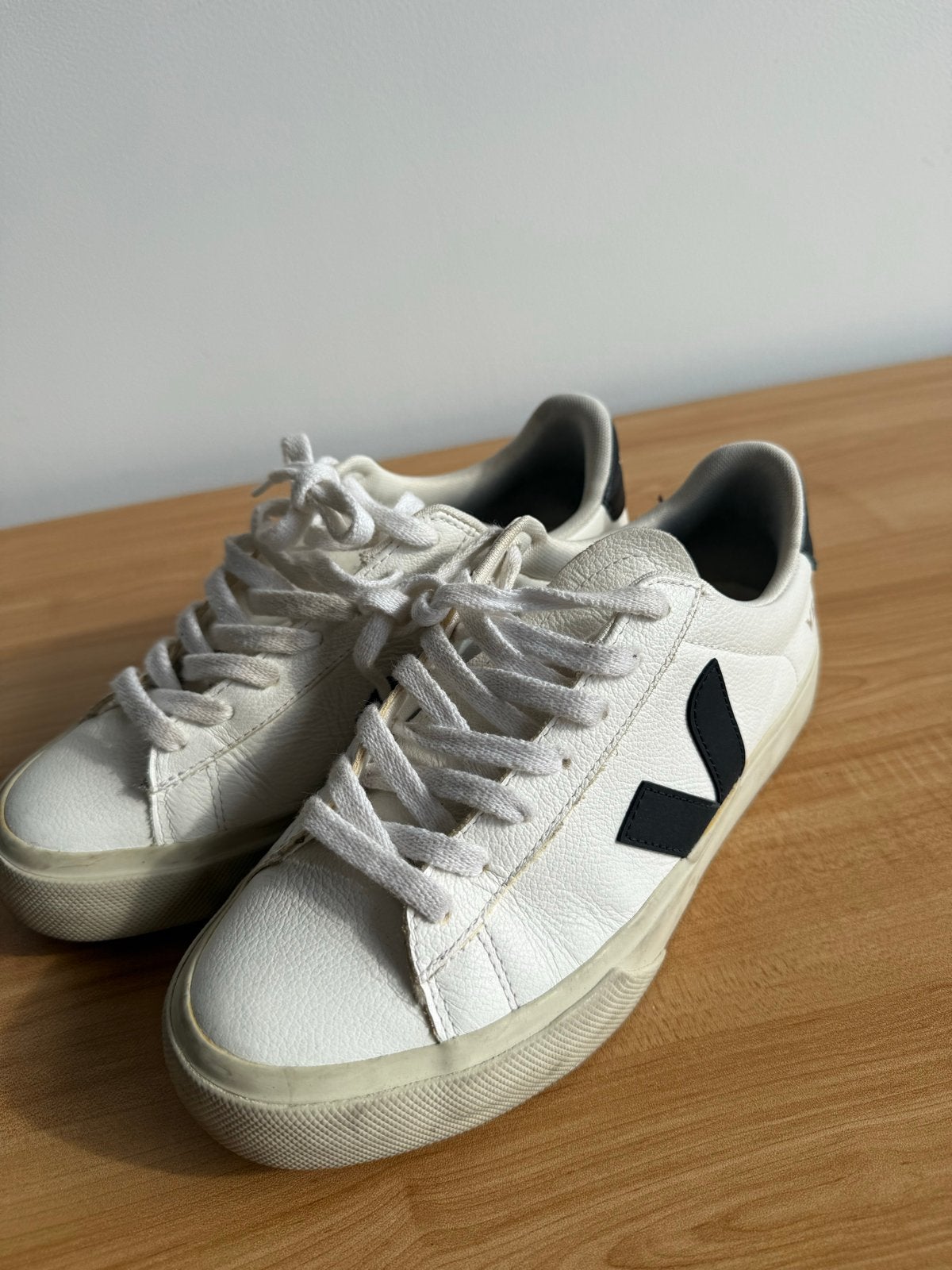 Veja sneakers dames maat 37 - Wit met zwart logo, Ophalen of Verzenden, Gedragen, Wit, Sneakers of Gympen