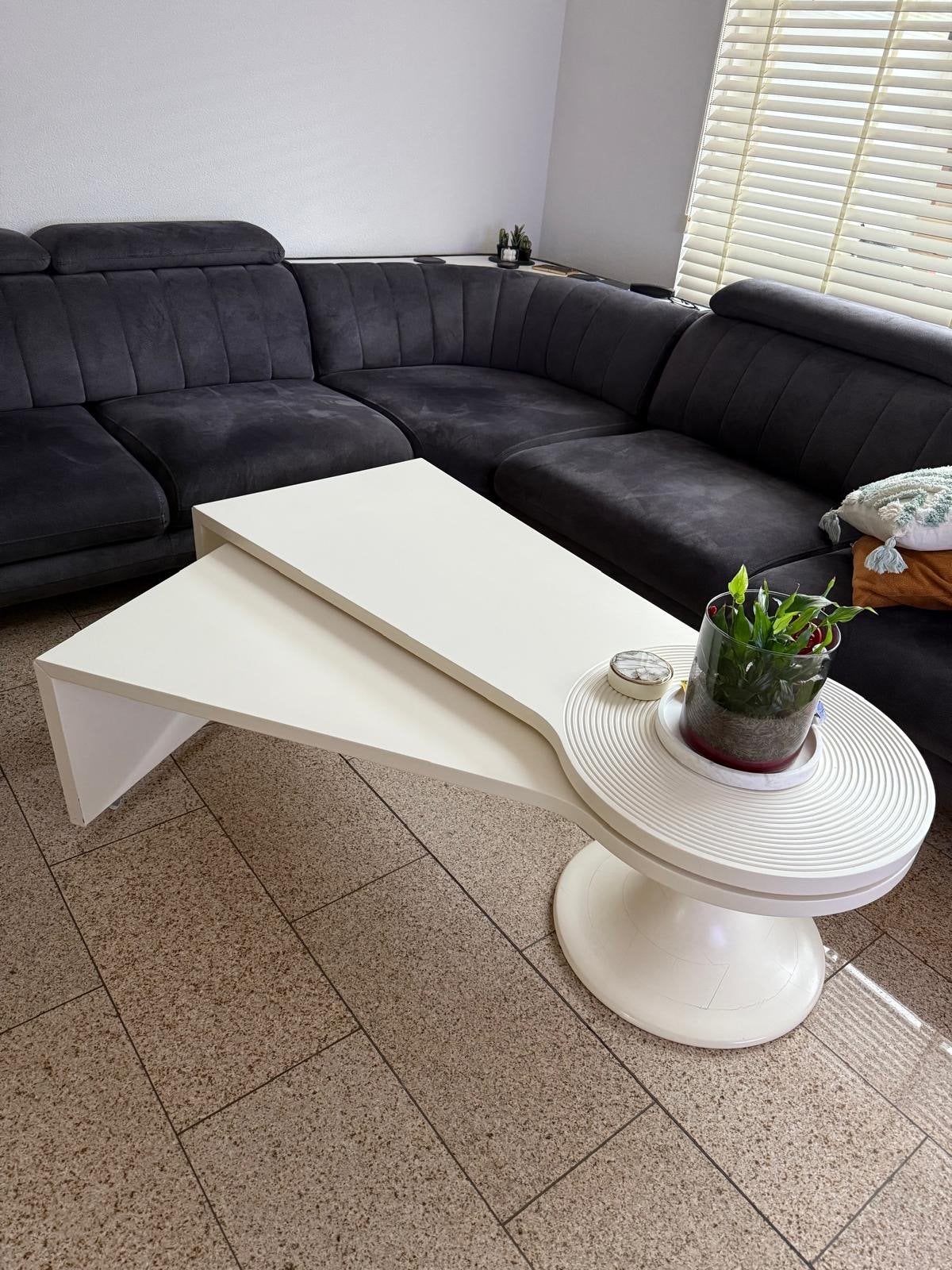 Foto 3 van Moderne grijze fauteuil met witte poten