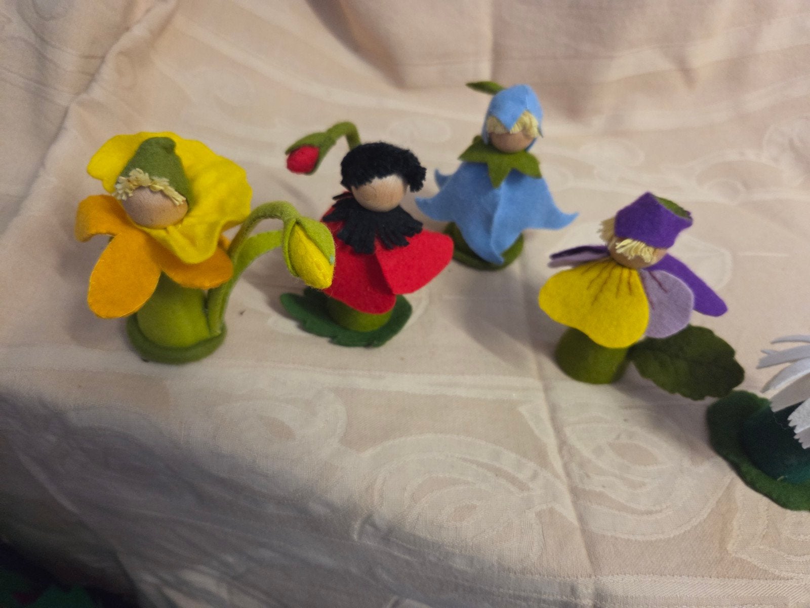 5 bloemenpoppetjes seizoenstafel lente,gebruikt, Ophalen of Verzenden, Gebruikt, Figuurtje(s)