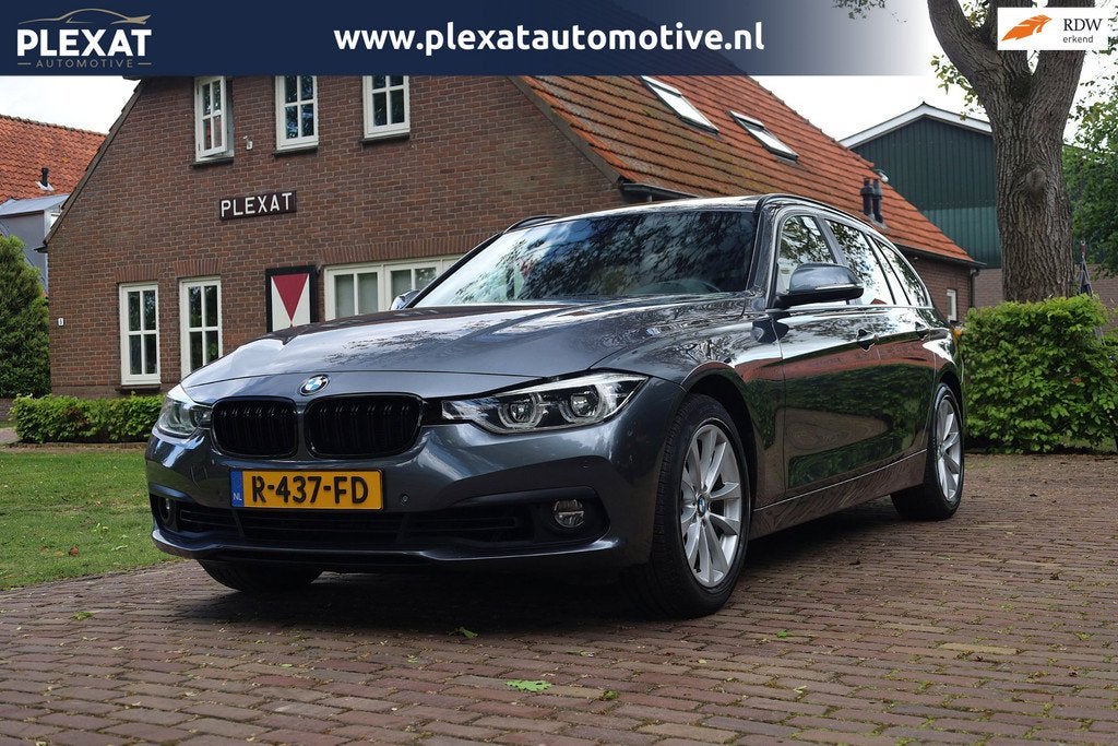 BMW 3-serie Touring 318i Executive Aut. | Panorama | Full Le, Automaat, Gebruikt, 1465 kg, Leder