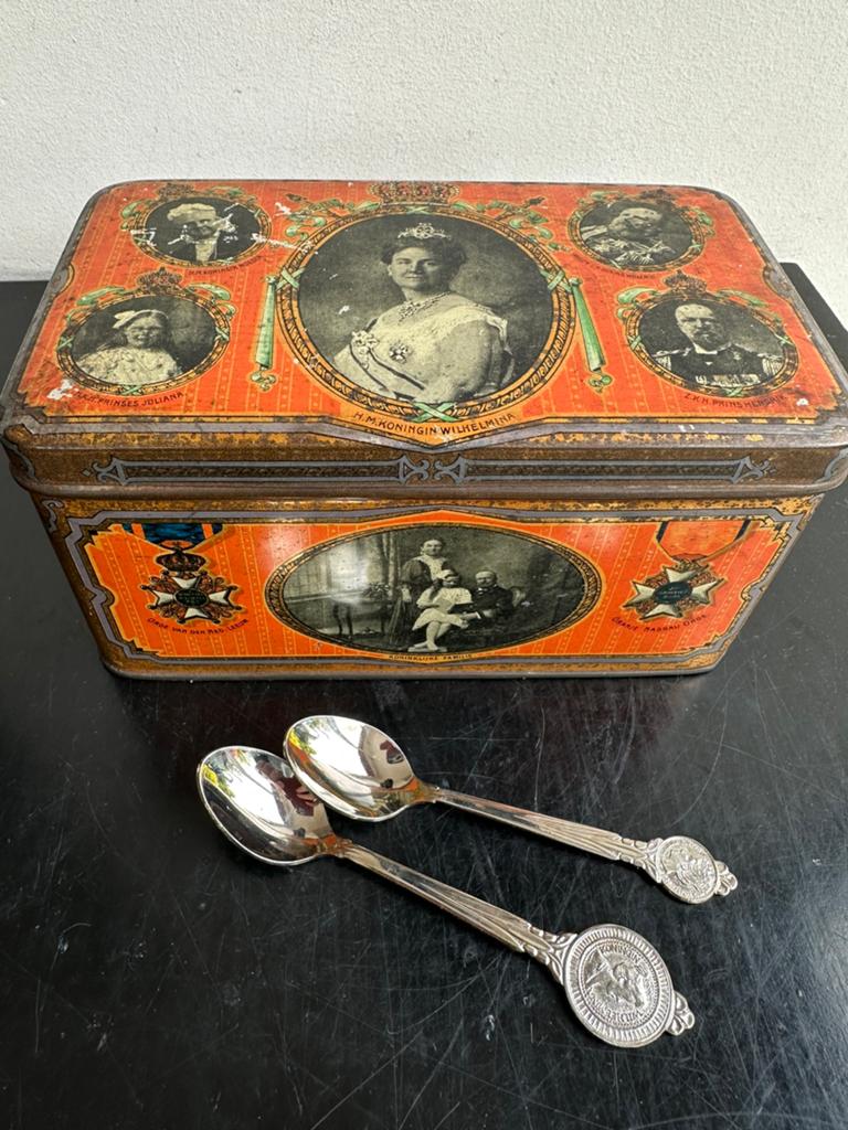 Antiek Wilhelmina blik en 2 Wilhelmina lepeltjes 1 koop, Verzamelen, Blikken, Ophalen of Verzenden, Gebruikt, Overige