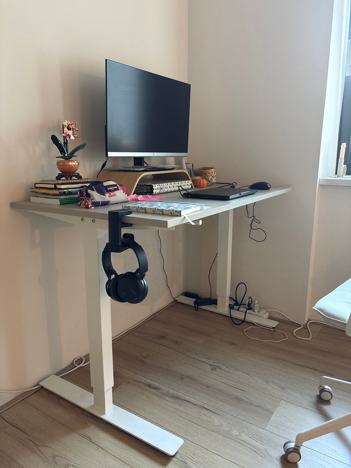 IKEA Trotten Zit-sta Bureau - Wit onderstel, Taupe blad, Huis en Inrichting, Ophalen, Zit-sta bureau, Spaanplaat of MDF, In hoogte verstelbaar