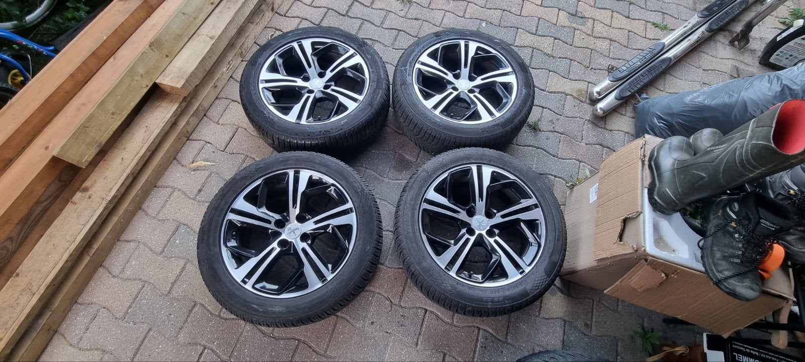 Peugeot 17 inch velgen met All Season banden 225/50ZR17, Auto-onderdelen, Banden en Velgen, Ophalen, Gebruikt, Banden en Velgen