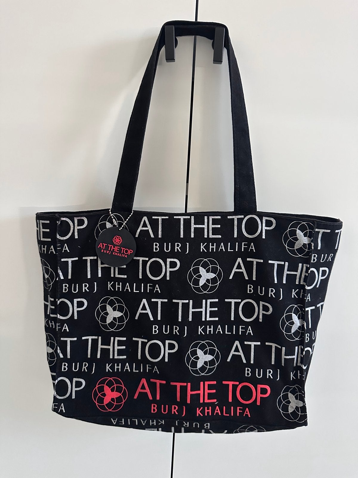 Zwarte tas 'At The Top Burj Khalifa' met rits en label, Ophalen of Verzenden, Zo goed als nieuw, Zwart, Shopper