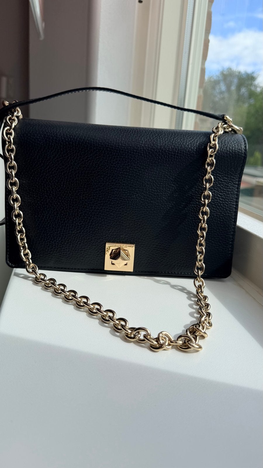Furla Schoudertasje Zwart Leer met Gouden Details, Ophalen of Verzenden, Zo goed als nieuw, Zwart, Schoudertasje