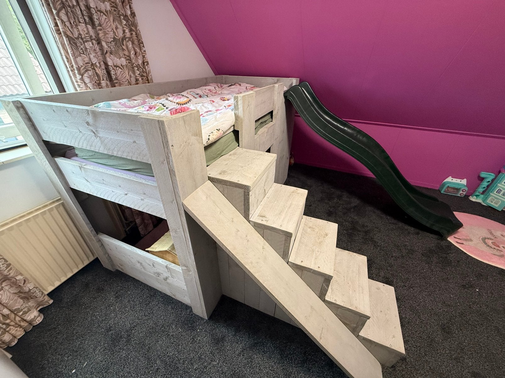Steigerhoten kinderbed met glijbaan 90x200, Kinderen en Baby's, Kinderkamer | Stapelbedden en Hoogslapers, Ophalen, Zo goed als nieuw