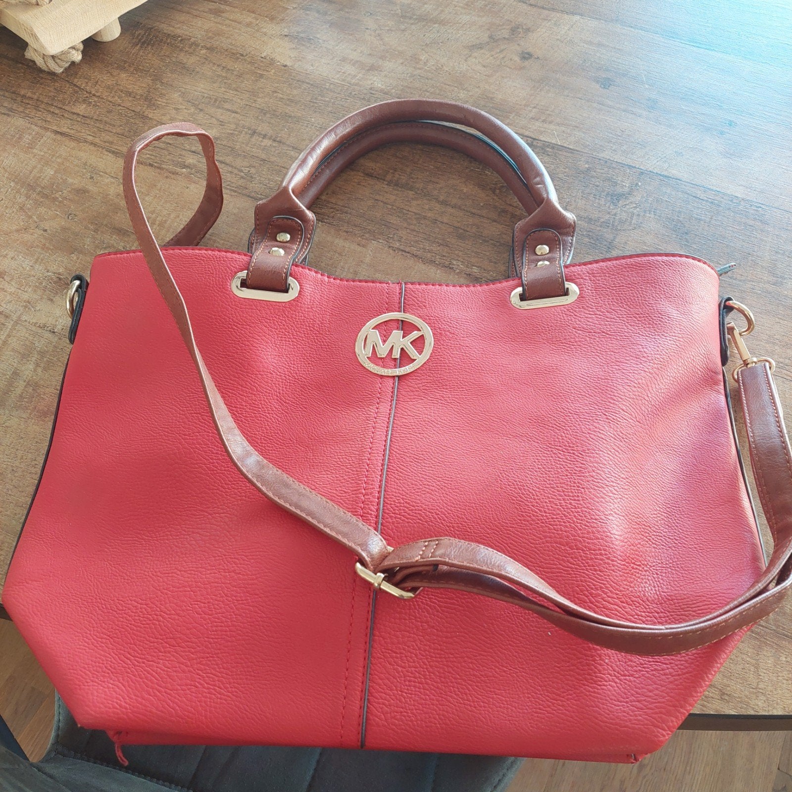 Stijlvolle rode handtas met bruine accenten, Ophalen of Verzenden, Zo goed als nieuw, Rood, Handtas