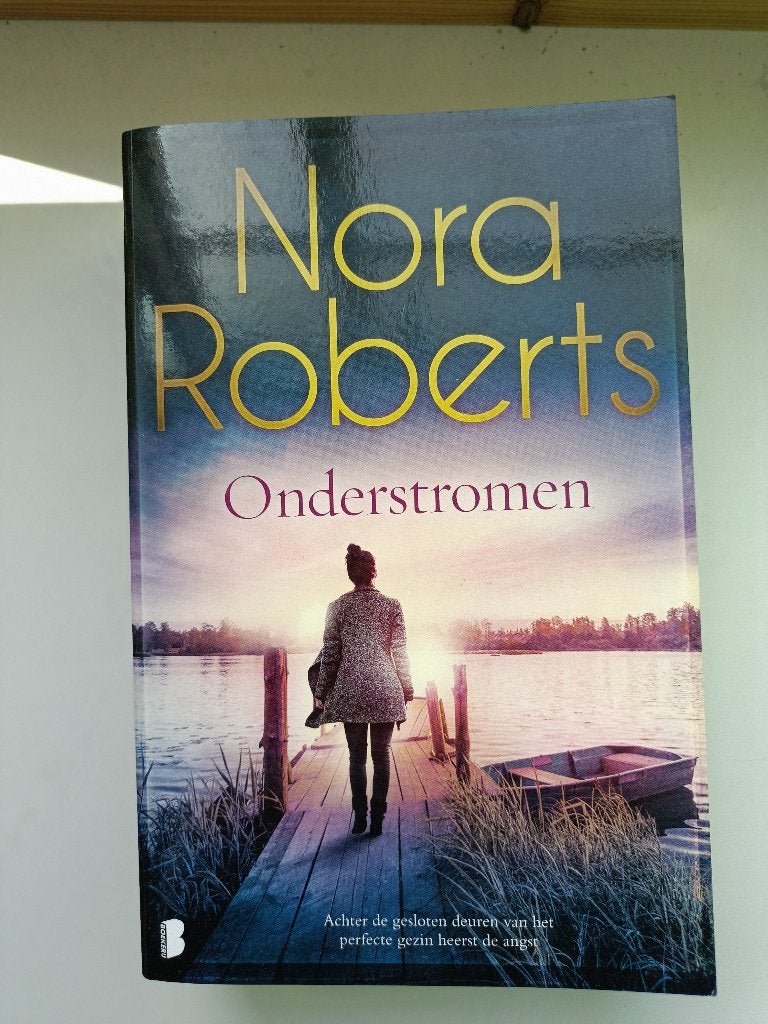 Nora Roberts – Onderstromen, Ophalen of Verzenden, Zo goed als nieuw, Nora Roberts