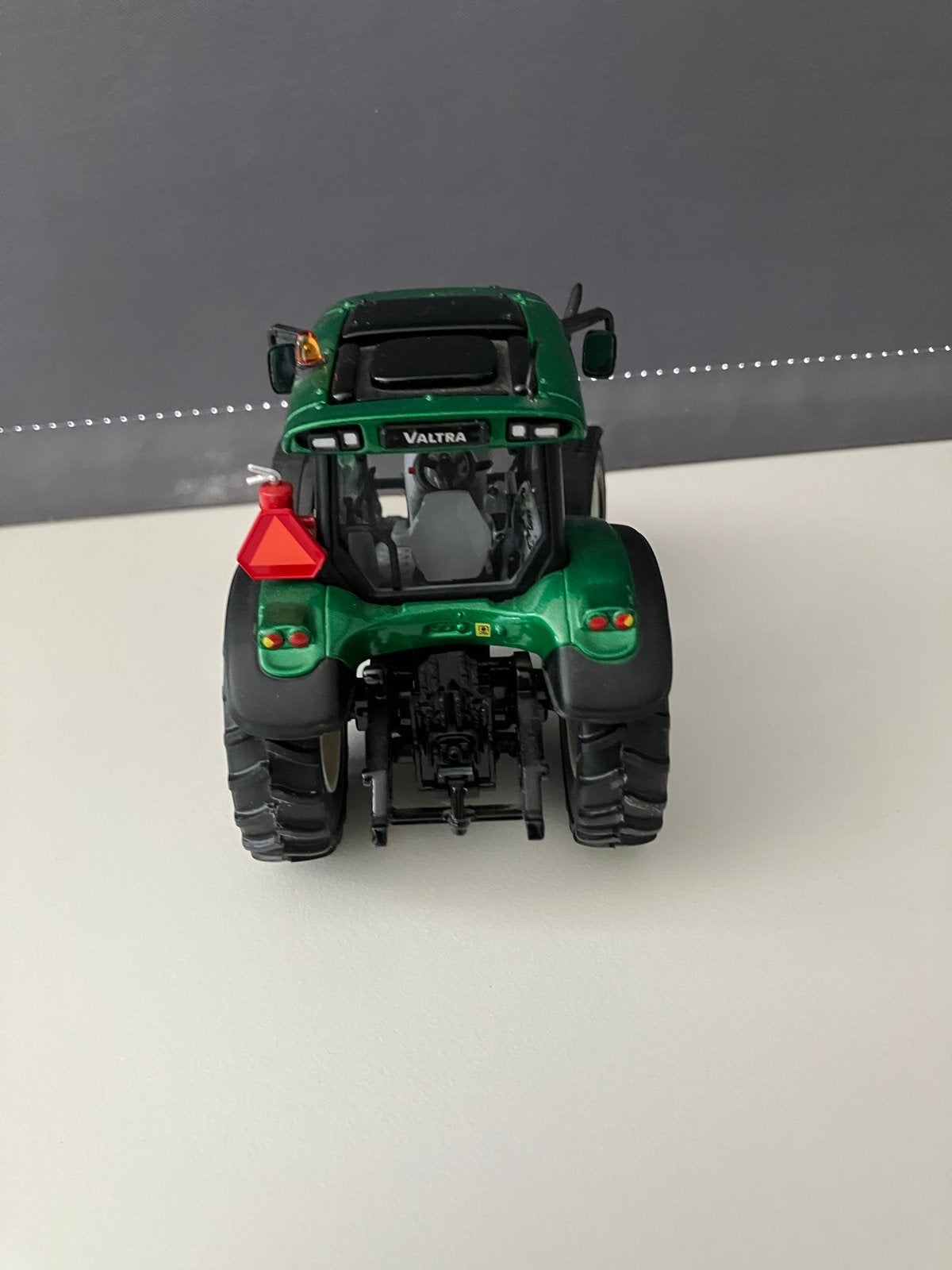 Valtra C Universal Hobbies 1:32 Tractor Model, Ophalen of Verzenden, Zo goed als nieuw