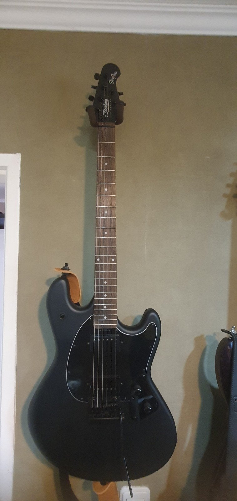 Sterling Stingray SR30 stealth black, Ophalen of Verzenden, Zo goed als nieuw, Solid body, Overige merken