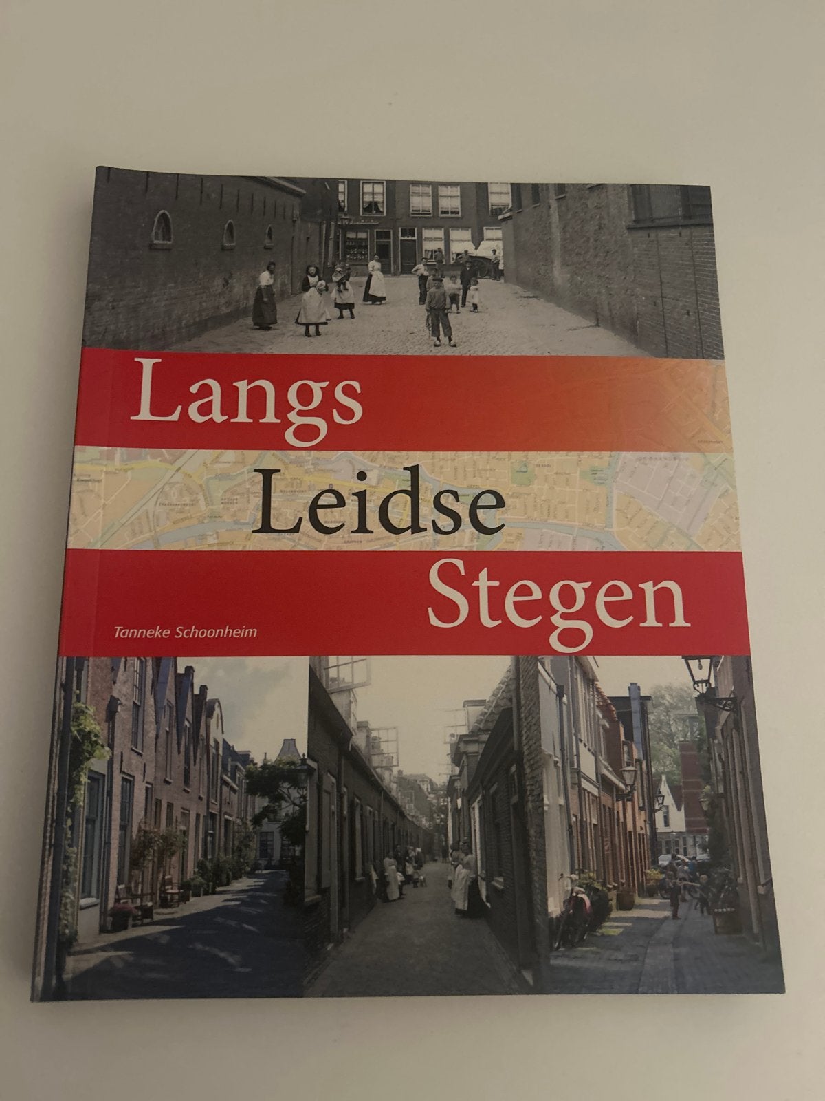 Langs Leidse Stegen - Tanneke Schoonheim, Ophalen of Verzenden, 20e eeuw of later, Zo goed als nieuw