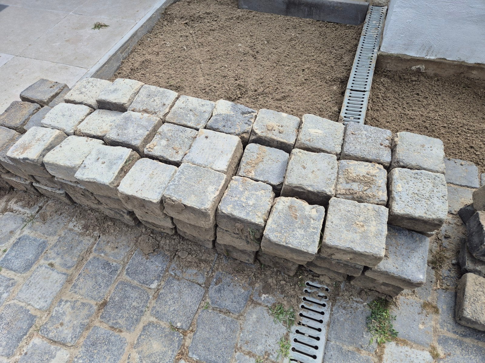 GRATIS Basalt Kasseien 10x10x10 cm in Tuin of Oprit / tegels, Ophalen, Gebruikt, Overige typen, 5 tot 10 m²