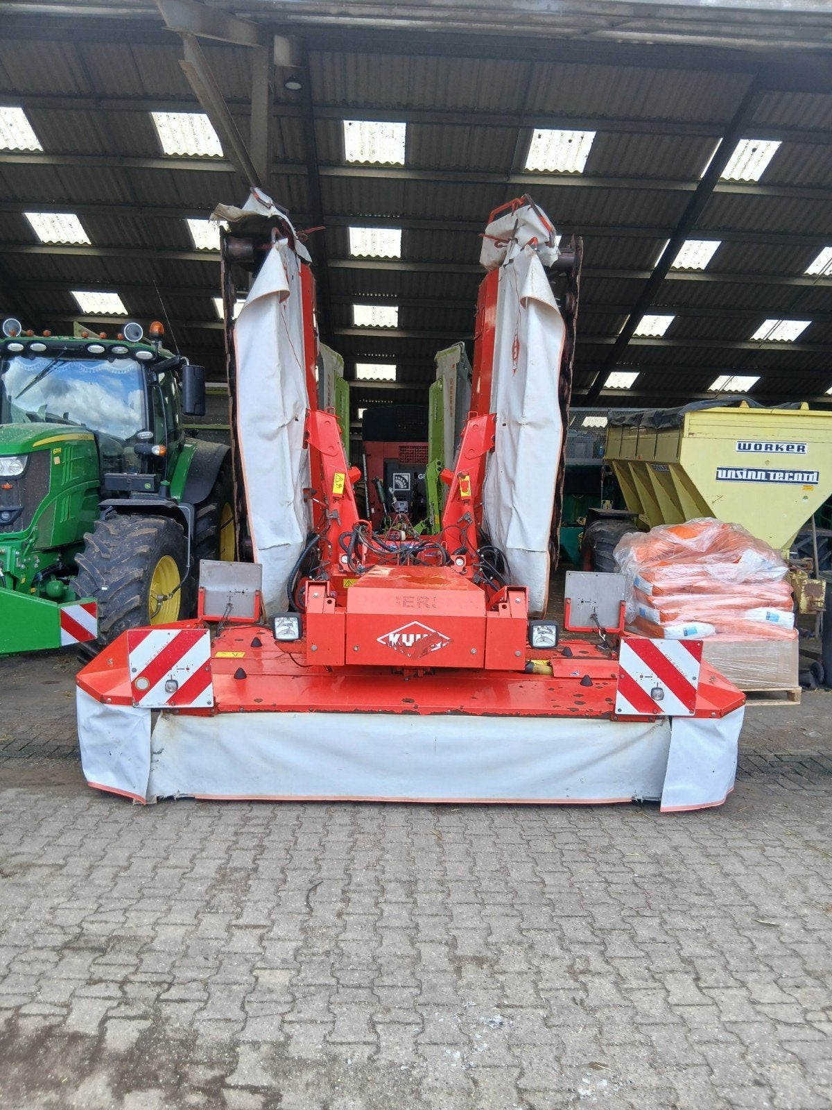 Kuhn FC 883-FF Triplemaaier Vlindermachine en  frontmaaier