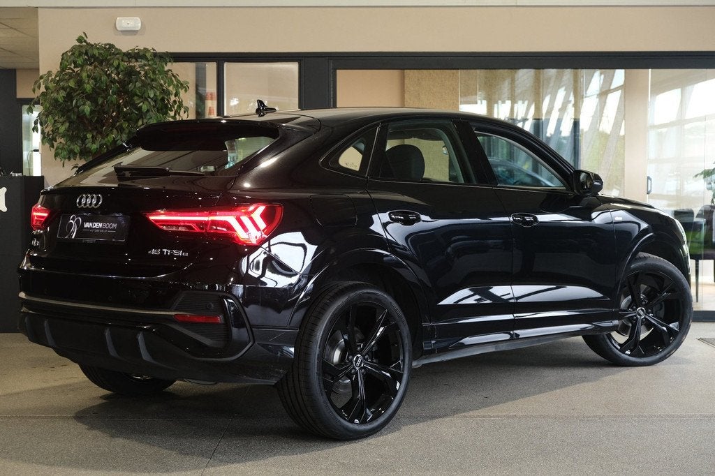 Audi Q3 Sportback 45 TFSI e S-line 245PK Matrix Led Navi ACC, Auto's, Audi, Gebruikt, Zwart, 4 cilinders, Zwart